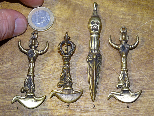 Pendentifs 'Phurba' en bronze, 4 modèles au choix, superbes pièces anciennes de 7 à 8 centimètres ! Magnifiques pièces de l'artisanat du Népal ou Tibet, des outils de rituels sacrés du Bouddhisme !