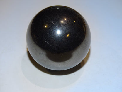 Sphère en hématite, d'environ 40 millimètres, 240 grammes. Superbe pierre à l'effet métal, parfait pour la lithothérapie, collection, exposition...!