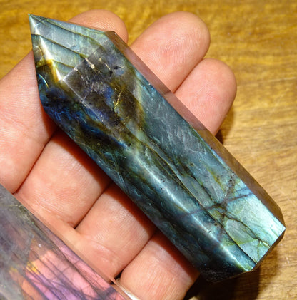 Labradorite, pointe de qualité AAA, 90 millimètres de hauteur x 31 mm de diamètre - 124,3 grammes environ. Très belle qualité, des reflets hologramme incroyable !