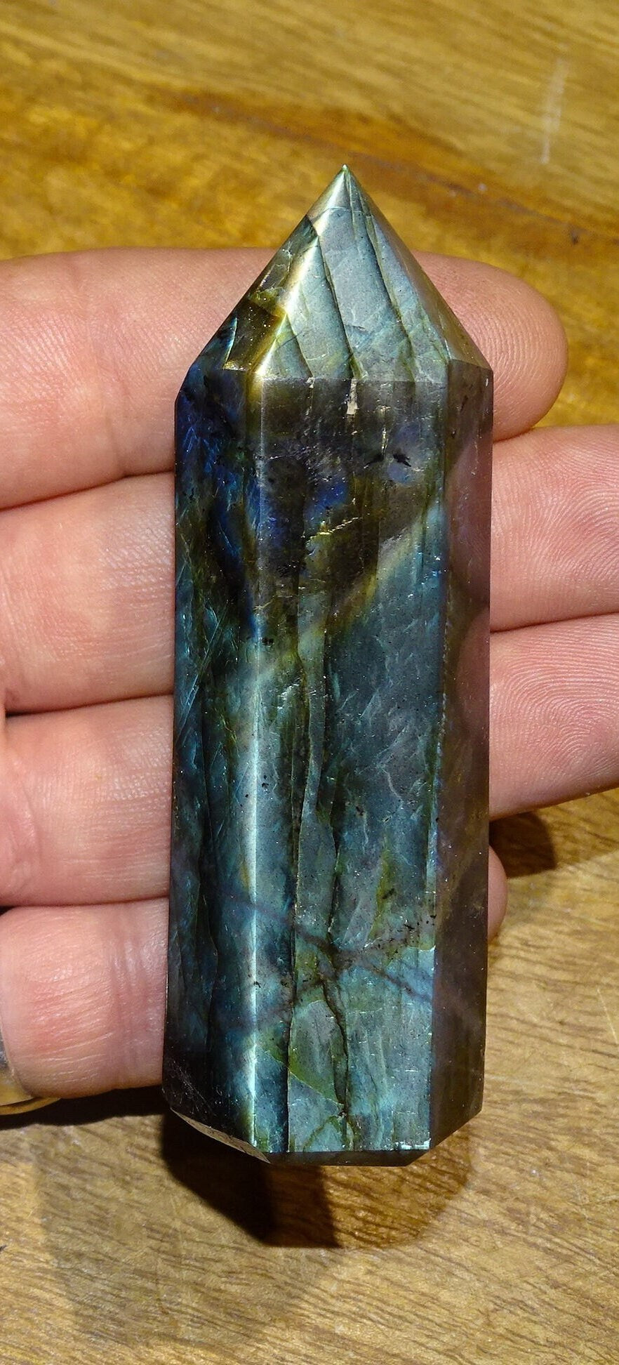 Labradorite, pointe de qualité AAA, 90 millimètres de hauteur x 31 mm de diamètre - 124,3 grammes environ. Très belle qualité, des reflets hologramme incroyable !