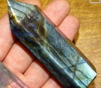 Labradorite, pointe de qualité AAA, 90 millimètres de hauteur x 31 mm de diamètre - 124,3 grammes environ. Très belle qualité, des reflets hologramme incroyable !