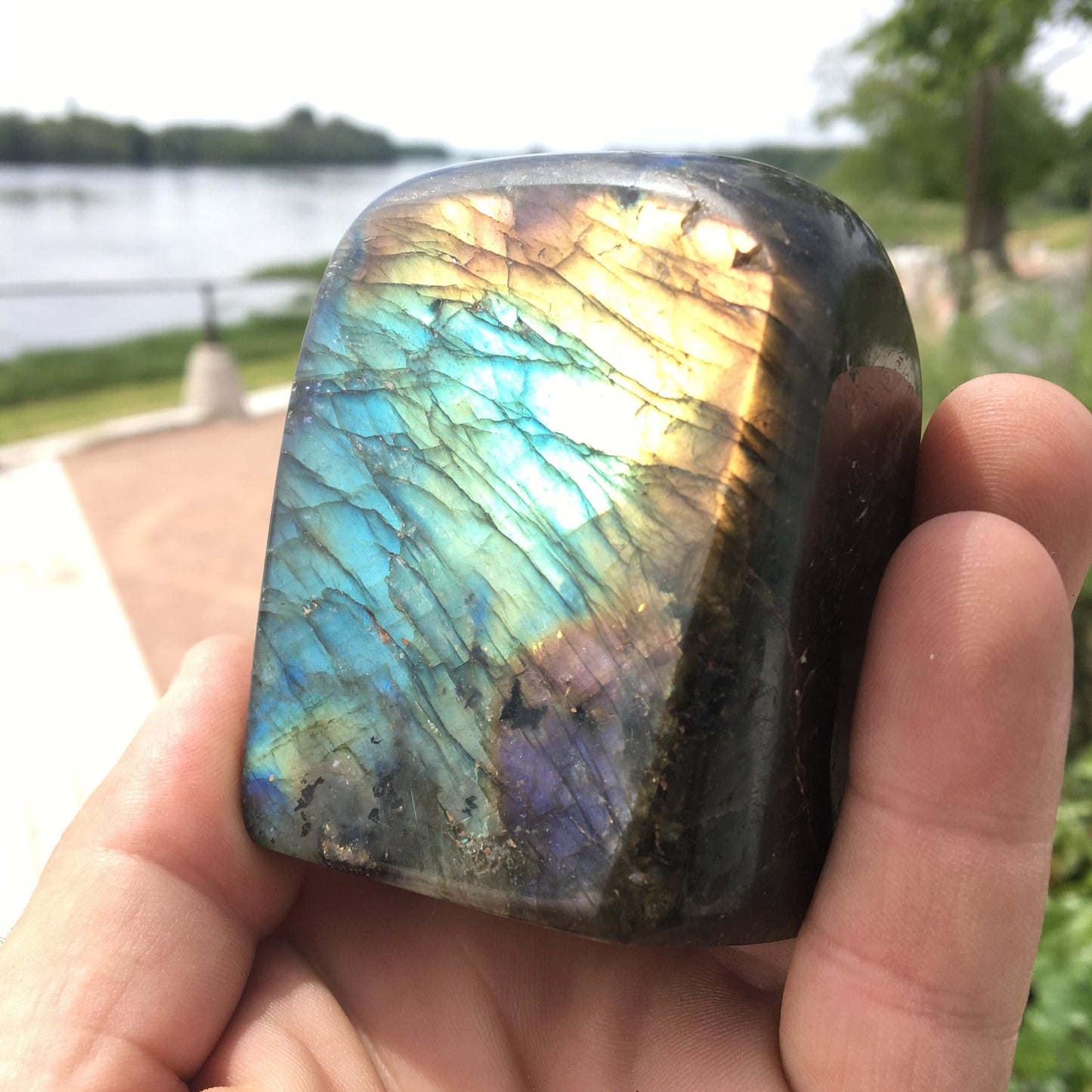 Labradorite, forme libre de qualité AAA, environ 71 x 60 x 40 mm - 396 grammes environ. Très belle qualité, des reflets hologramme incroyable !