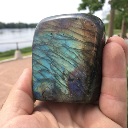 Labradorite, forme libre de qualité AAA, environ 71 x 60 x 40 mm - 396 grammes environ. Très belle qualité, des reflets hologramme incroyable !