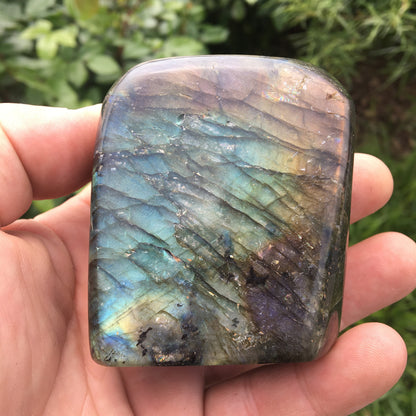 Labradorite, forme libre de qualité AAA, environ 71 x 60 x 40 mm - 396 grammes environ. Très belle qualité, des reflets hologramme incroyable !