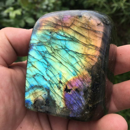 Labradorite, forme libre de qualité AAA, environ 71 x 60 x 40 mm - 396 grammes environ. Très belle qualité, des reflets hologramme incroyable !