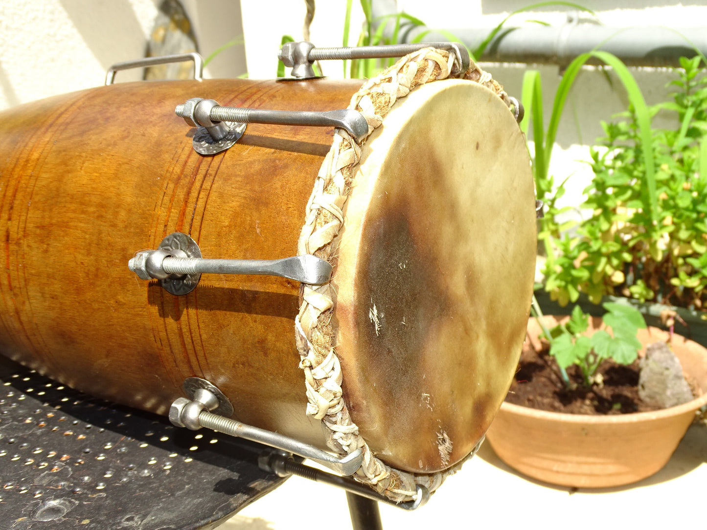 Percussion Indienne ancienne (Ancêtre du tabla), le Dholak, Mridangam, 53 centimètres de haut x 24 de diamètre. Superbe et admirable pièce, pour jouer, collection, exposition...