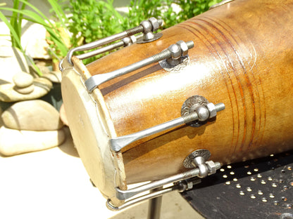 Percussion Indienne ancienne (Ancêtre du tabla), le Dholak, Mridangam, 53 centimètres de haut x 24 de diamètre. Superbe et admirable pièce, pour jouer, collection, exposition...