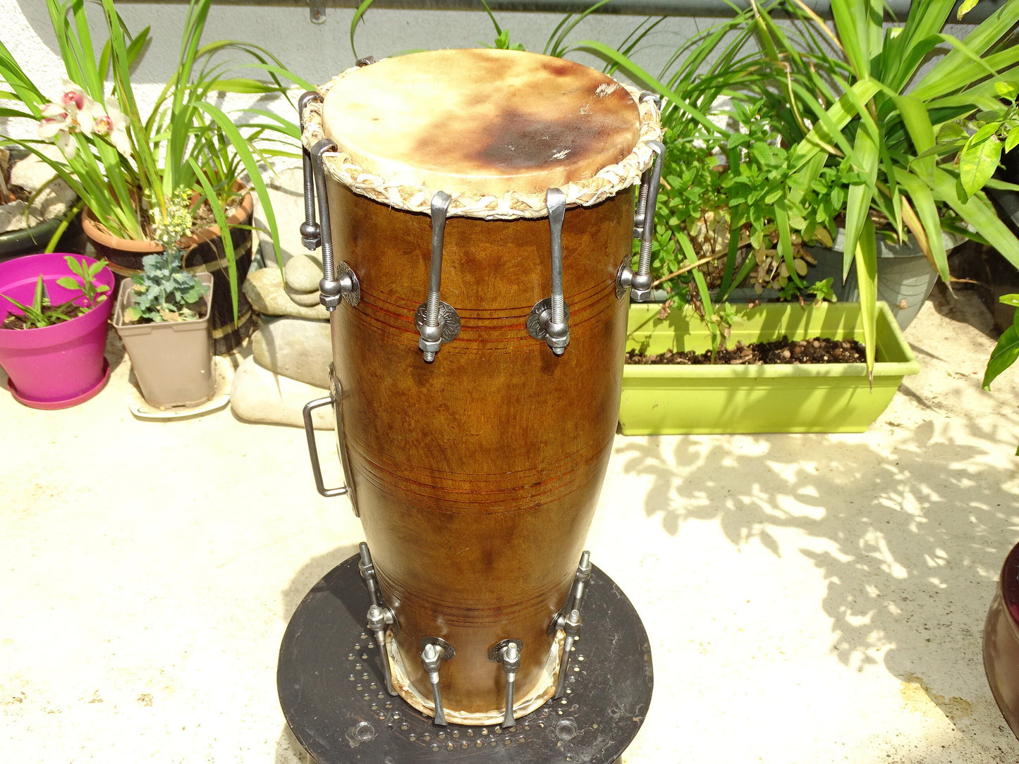 Percussion Indienne ancienne (Ancêtre du tabla), le Dholak, Mridangam, 53 centimètres de haut x 24 de diamètre. Superbe et admirable pièce, pour jouer, collection, exposition...