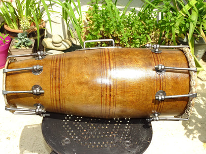 Percussion Indienne ancienne (Ancêtre du tabla), le Dholak, Mridangam, 53 centimètres de haut x 24 de diamètre. Superbe et admirable pièce, pour jouer, collection, exposition...