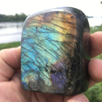 Labradorite, forme libre de qualité AAA, environ 71 x 60 x 40 mm - 396 grammes environ. Très belle qualité, des reflets hologramme incroyable !