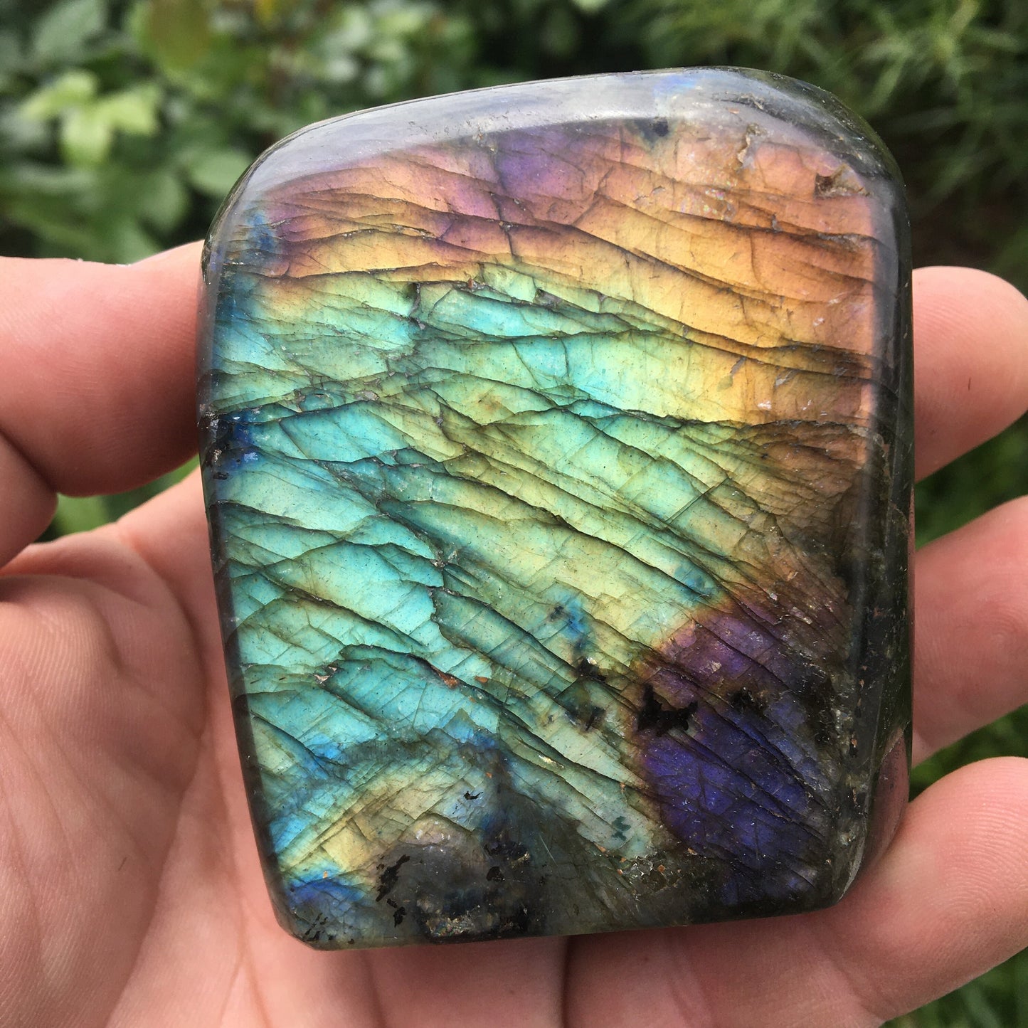 Labradorite, forme libre de qualité AAA, environ 71 x 60 x 40 mm - 396 grammes environ. Très belle qualité, des reflets hologramme incroyable !