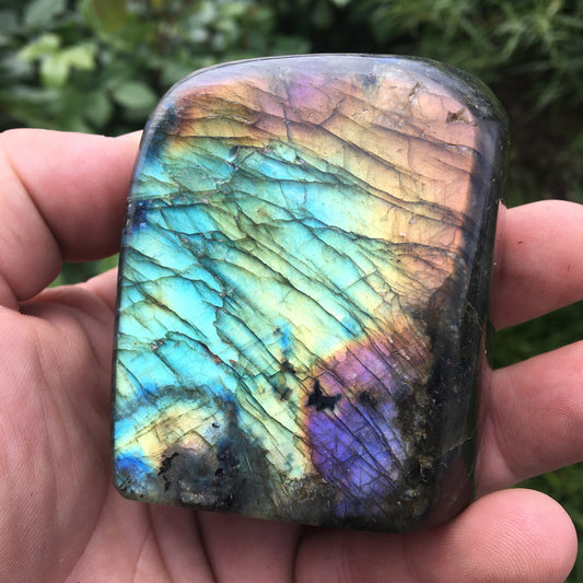 Labradorite, forme libre de qualité AAA, environ 71 x 60 x 40 mm - 396 grammes environ. Très belle qualité, des reflets hologramme incroyable !