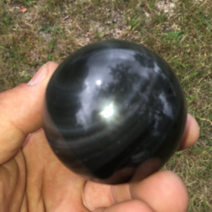 Sphère en Obsidienne 'Oeil Céleste', pièce unique de 65 millimètres - 232 grammes. La pierre des Mayas, hypnotisant et envoûtant ! Parfait pour la lithothérapie, collection, exposition...!