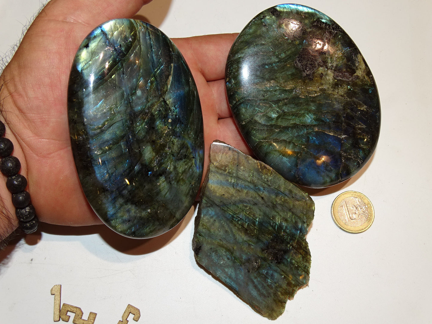 Labradorite, 2 pierres plates XL, modèles au choix, environ 10 x 65 x 23 mm - 225 grammes environ + 1 morceau brut 1 face polie. Très belle qualité, des reflets hologramme incroyable !