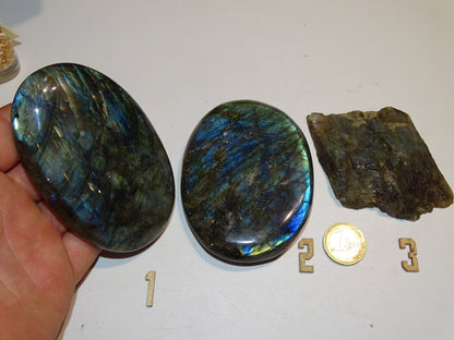 Labradorite, 2 pierres plates XL, modèles au choix, environ 10 x 65 x 23 mm - 225 grammes environ + 1 morceau brut 1 face polie. Très belle qualité, des reflets hologramme incroyable !