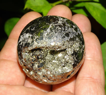 Pyrite cristal du pérou, sphère de 58 millimètres - 280 grammes. une pierre naturellement belle ! Parfait pour la lithothérapie, collection, exposition...!