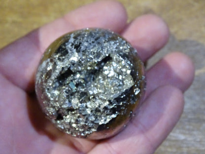 Pyrite cristal du pérou, sphère de 58 millimètres - 280 grammes. une pierre naturellement belle ! Parfait pour la lithothérapie, collection, exposition...!