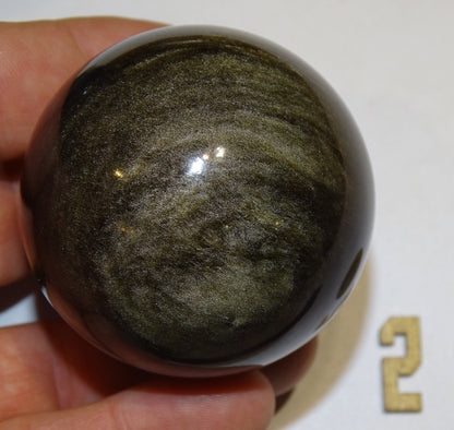 Sélection de 2 sphères en Obsidienne doré, de 53 et 56  millimètres - 130 et 160 grammes. Une pierre naturellement belle ! Parfait pour la lithothérapie, collection, exposition...!