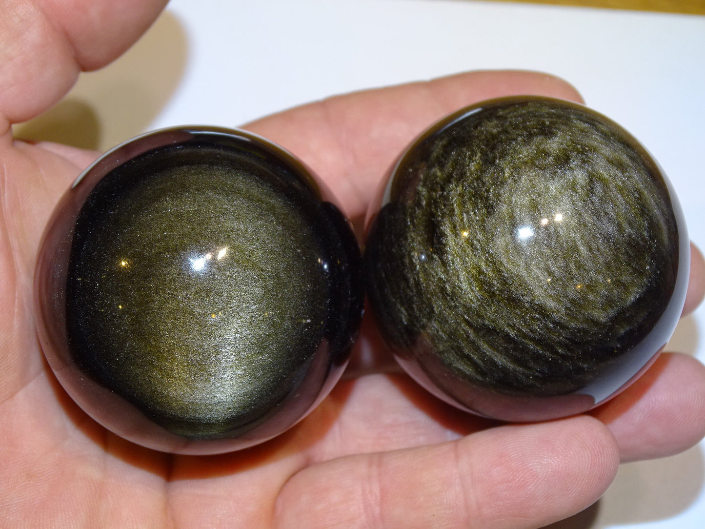 Sélection de 2 sphères en Obsidienne doré, de 53 et 56  millimètres - 130 et 160 grammes. Une pierre naturellement belle ! Parfait pour la lithothérapie, collection, exposition...!