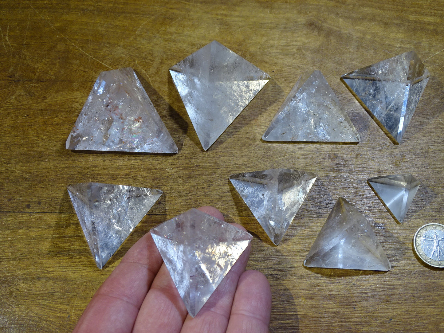 Tétraèdre en cristal de roche, un des 5 Solids/ Solides de Platon, taille S à XL, vente à l'unité. Dimensions des pièces : environ 1,5 à 6 cm. Qualité A à AAA ! Parfait pour l'étude de la géométrie sacré et ses applications !