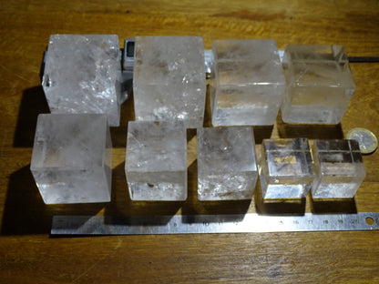 Cube en cristal de roche, un des 5 Solids/ Solides de Platon, taille S à XL, vente à l'unité. Dimensions des pièces : environ 1,5 à 6 cm. Qualité A à AAA ! Parfait pour l'étude de la géométrie sacré et ses applications !