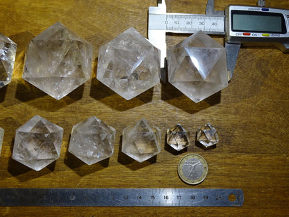 Icosaèdre en cristal de roche, un des 5 Solids/ Solides de Platon, taille S à XL, vente à l'unité. Dimensions des pièces : environ 1,5 à 6 cm. Qualité A à AAA ! Parfait pour l'étude de la géométrie sacré et ses applications ! (Copie)