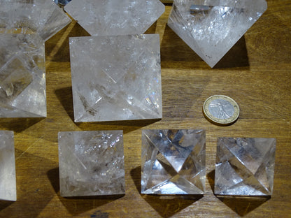 Octaèdre en cristal de roche, un des 5 Solids/ Solides de Platon, taille S à XL, vente à l'unité. Dimensions des pièces : environ 1,5 à 6 cm. Qualité A à AAA ! Parfait pour l'étude de la géométrie sacré et ses applications !