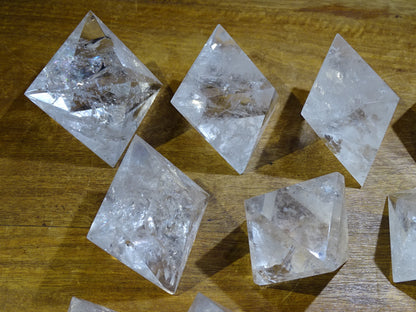 Octaèdre en cristal de roche, un des 5 Solids/ Solides de Platon, taille S à XL, vente à l'unité. Dimensions des pièces : environ 1,5 à 6 cm. Qualité A à AAA ! Parfait pour l'étude de la géométrie sacré et ses applications !