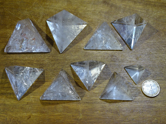 Tétraèdre en cristal de roche, un des 5 Solids/ Solides de Platon, taille S à XL, vente à l'unité. Dimensions des pièces : environ 1,5 à 6 cm. Qualité A à AAA ! Parfait pour l'étude de la géométrie sacré et ses applications !