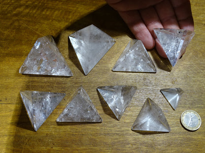 Tétraèdre en cristal de roche, un des 5 Solids/ Solides de Platon, taille S à XL, vente à l'unité. Dimensions des pièces : environ 1,5 à 6 cm. Qualité A à AAA ! Parfait pour l'étude de la géométrie sacré et ses applications !