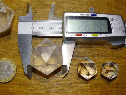 Icosaèdre en cristal de roche, un des 5 Solids/ Solides de Platon, taille S à XL, vente à l'unité. Dimensions des pièces : environ 1,5 à 6 cm. Qualité A à AAA ! Parfait pour l'étude de la géométrie sacré et ses applications ! (Copie)