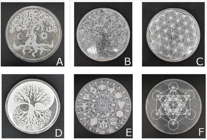 Plaques/ disques en Sélénite avec gravure en Arbre ou fleur de Vie / Yin Yang / oroscope  (ø x H) : de 10 ou 15 cm x 1,5 d'épaisseur. Poids moyen : 250 et 550 grammes. Parfait pour recharger les minéraux, décoration, cadeau... !