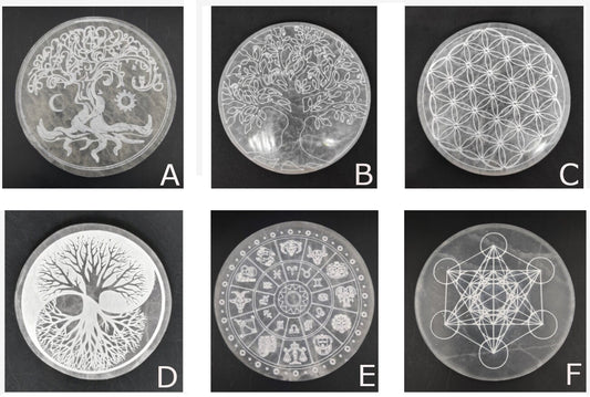 Plaques/ disques en Sélénite avec gravure en Arbre ou fleur de Vie / Yin Yang / oroscope  (ø x H) : de 10 ou 15 cm x 1,5 d'épaisseur. Poids moyen : 250 et 550 grammes. Parfait pour recharger les minéraux, décoration, cadeau... !