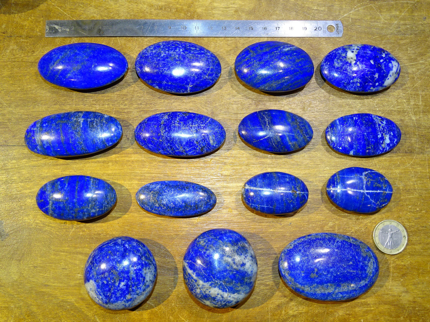 Lapis lazuli, Sélection de galets/ pierres plates, modèles au choix, de 6x4x1,5 cm. Format adéquat pour des pierres de massages. Très belle qualité, un bleu envoûtant et fascinant, la pierre des pharaons !