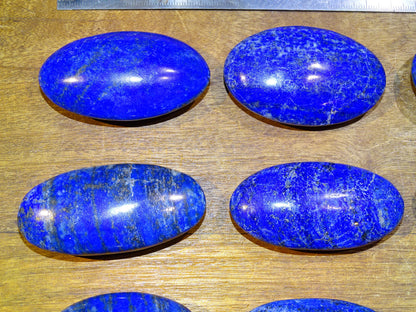 Lapis lazuli, Sélection de galets/ pierres plates, modèles au choix, de 6x4x1,5 cm. Format adéquat pour des pierres de massages. Très belle qualité, un bleu envoûtant et fascinant, la pierre des pharaons !