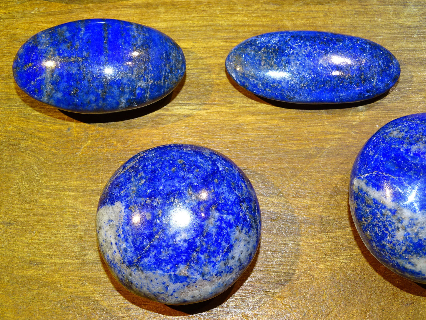 Lapis lazuli, Sélection de galets/ pierres plates, modèles au choix, de 6x4x1,5 cm. Format adéquat pour des pierres de massages. Très belle qualité, un bleu envoûtant et fascinant, la pierre des pharaons !