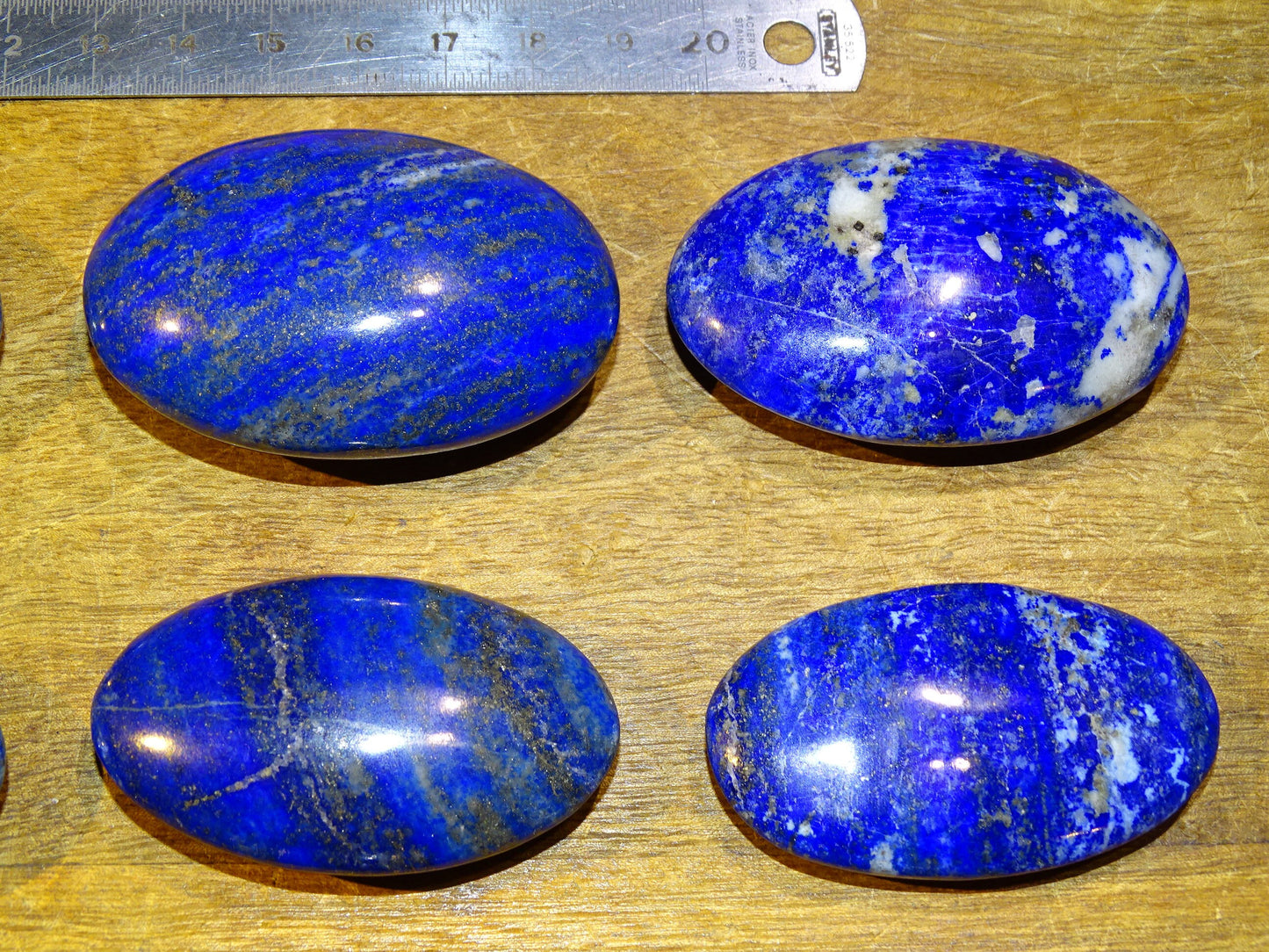 Lapis lazuli, Sélection de galets/ pierres plates, modèles au choix, de 6x4x1,5 cm. Format adéquat pour des pierres de massages. Très belle qualité, un bleu envoûtant et fascinant, la pierre des pharaons !