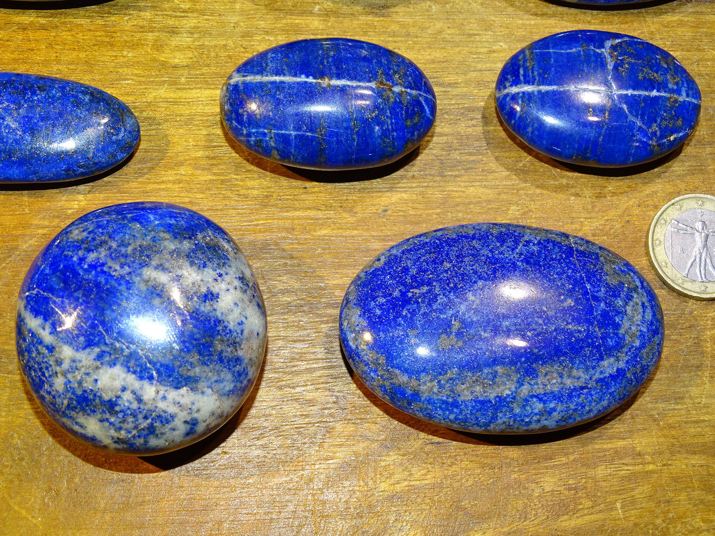 Lapis lazuli, Sélection de galets/ pierres plates, modèles au choix, de 6x4x1,5 cm. Format adéquat pour des pierres de massages. Très belle qualité, un bleu envoûtant et fascinant, la pierre des pharaons !