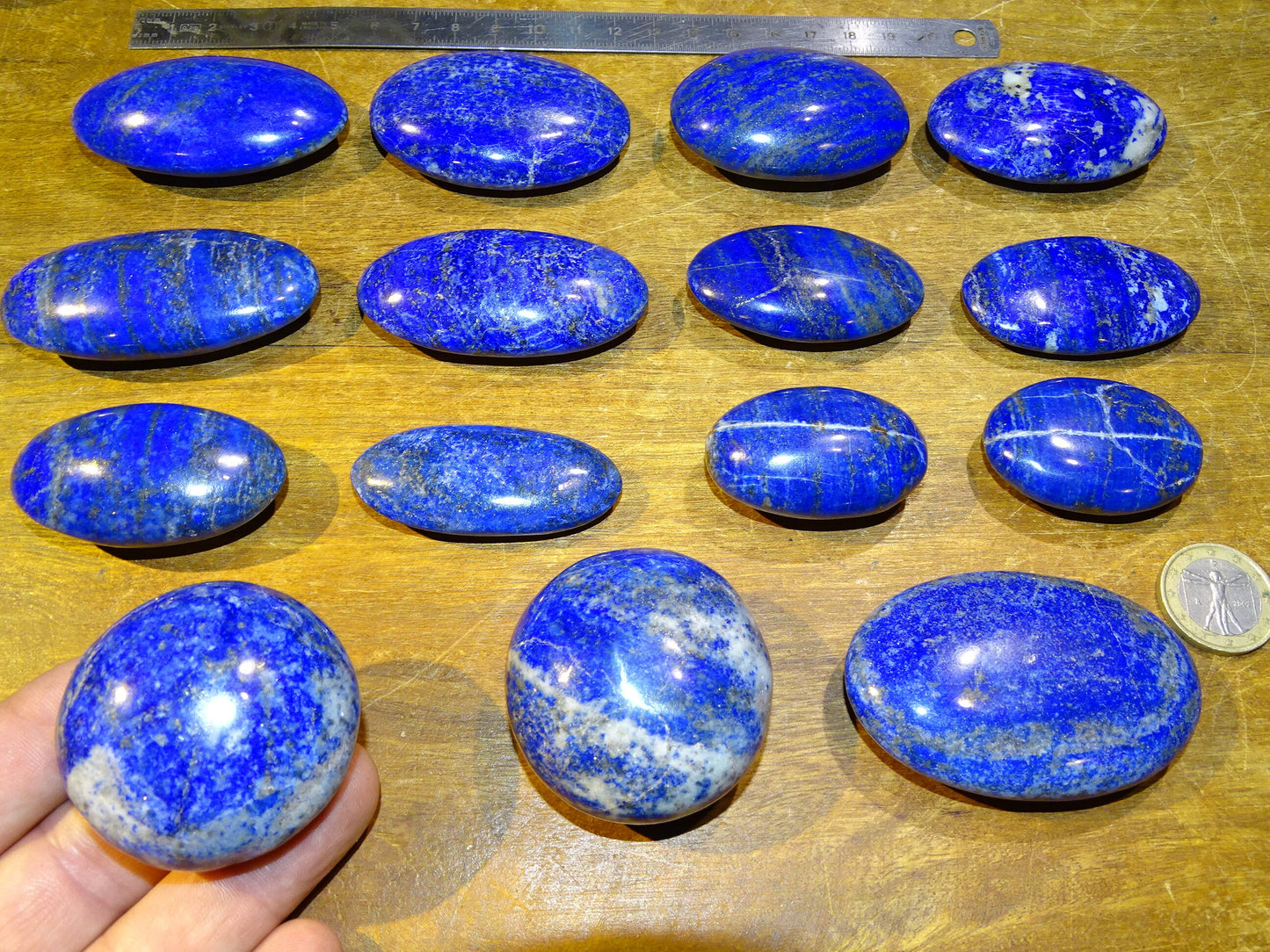 Lapis lazuli, Sélection de galets/ pierres plates, modèles au choix, de 6x4x1,5 cm. Format adéquat pour des pierres de massages. Très belle qualité, un bleu envoûtant et fascinant, la pierre des pharaons !