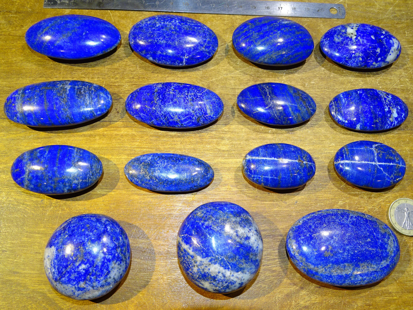 Lapis lazuli, Sélection de galets/ pierres plates, modèles au choix, de 6x4x1,5 cm. Format adéquat pour des pierres de massages. Très belle qualité, un bleu envoûtant et fascinant, la pierre des pharaons !