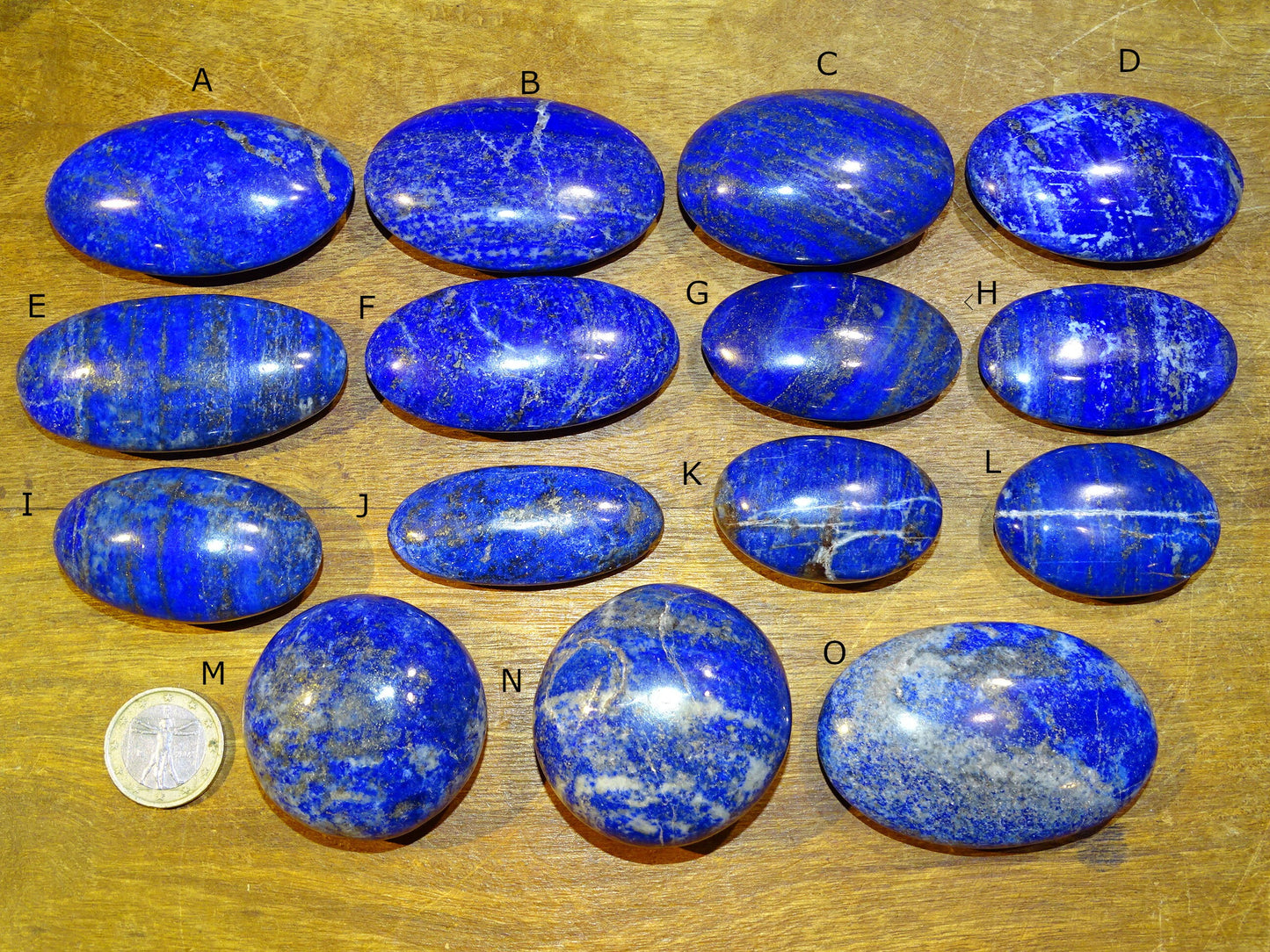 Lapis lazuli, Sélection de galets/ pierres plates, modèles au choix, de 6x4x1,5 cm. Format adéquat pour des pierres de massages. Très belle qualité, un bleu envoûtant et fascinant, la pierre des pharaons !