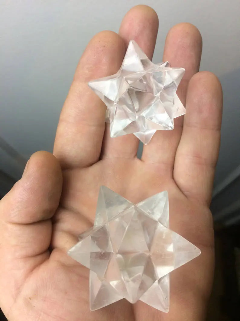 Etoiles de Sirius (étoile à 12 branches) et Mercabah (étoile à 8 branches). Au choix en améthyste, quartz rose ou cristal de roche. De 15 à 85 millimètres. Vente à l'unité ou en lot, très belle qualité !