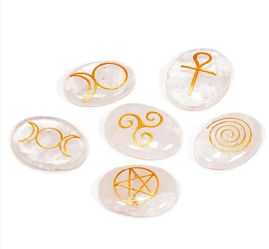 Set de 6 pierres 'Wicca' en crisatl de roche/ quartz, taille de 3,3 x 2,3 cm/ 120 grammes. Avec symboles gravés couleurs 'Or'... Vendu avec housse en feutre, parfait !