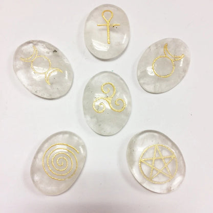 Set de 6 pierres 'Wicca' en crisatl de roche/ quartz, taille de 3,3 x 2,3 cm/ 120 grammes. Avec symboles gravés couleurs 'Or'... Vendu avec housse en feutre, parfait !