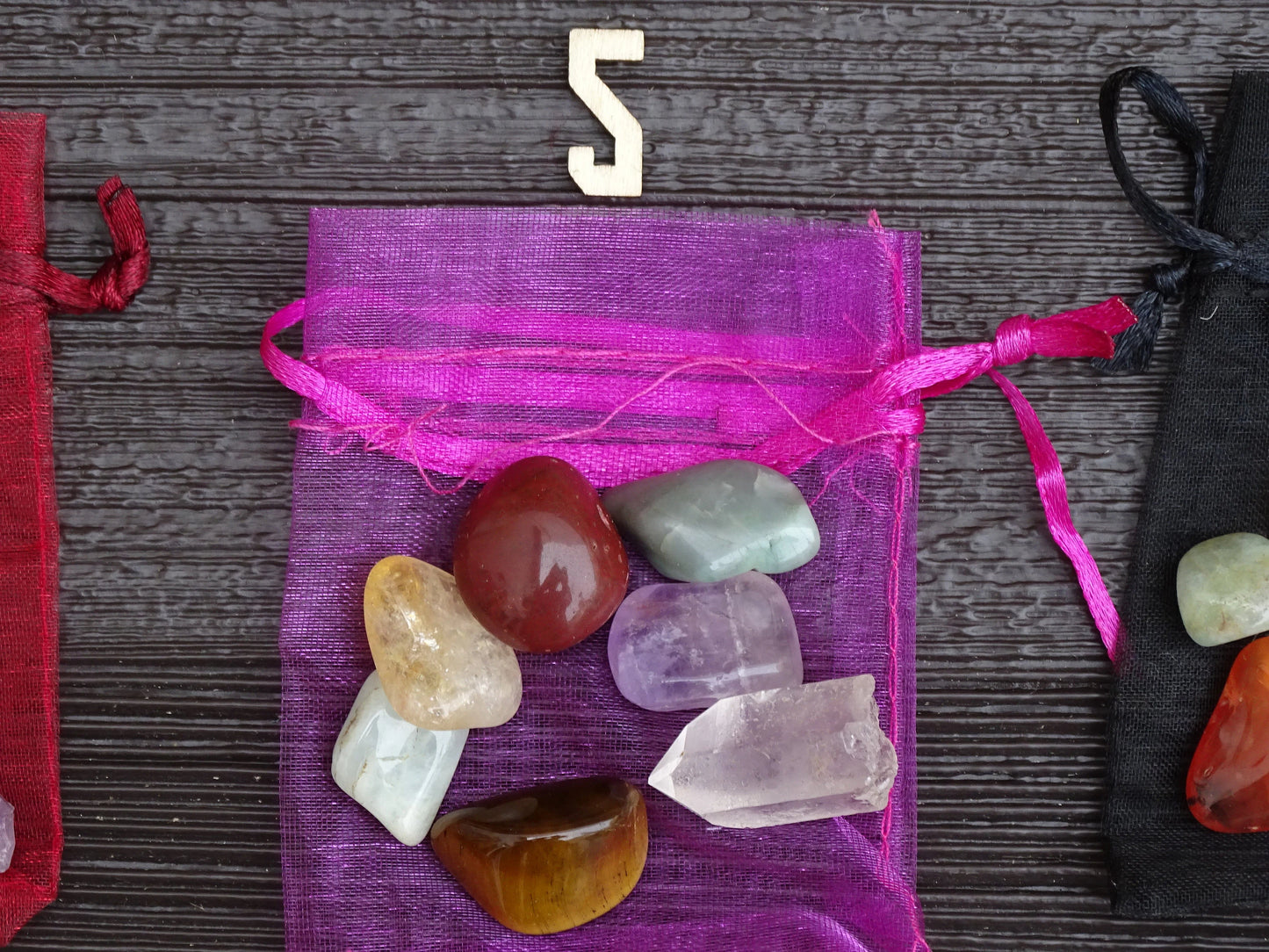 Création gem & Zen, sélection de kits 7 chakras avec housse. Chaque set est unique ! parfait pour débuter en lithothérapie, en cadeau ou en collection...