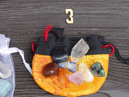 Création gem & Zen, sélection de kits 7 chakras avec housse. Chaque set est unique ! parfait pour débuter en lithothérapie, en cadeau ou en collection...