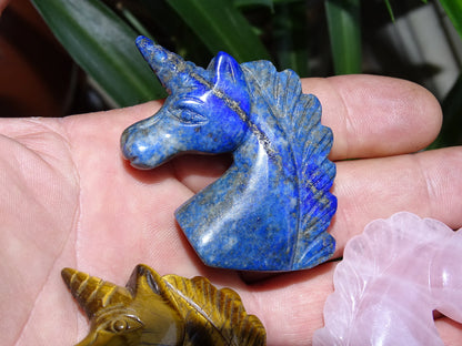 Sélection de licorne en pierres, au choix : Quartz cristal/ quartz rose/ lapis lazuli. De 45 mm de haut x 45 x 15 / 38 grammes. Trés belle finitions, superbes pièces !