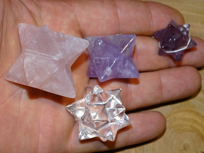 Etoiles de Sirius (étoile à 12 branches) et Mercabah (étoile à 8 branches). Au choix en améthyste, quartz rose ou cristal de roche. De 15 à 85 millimètres. Vente à l'unité ou en lot, très belle qualité !