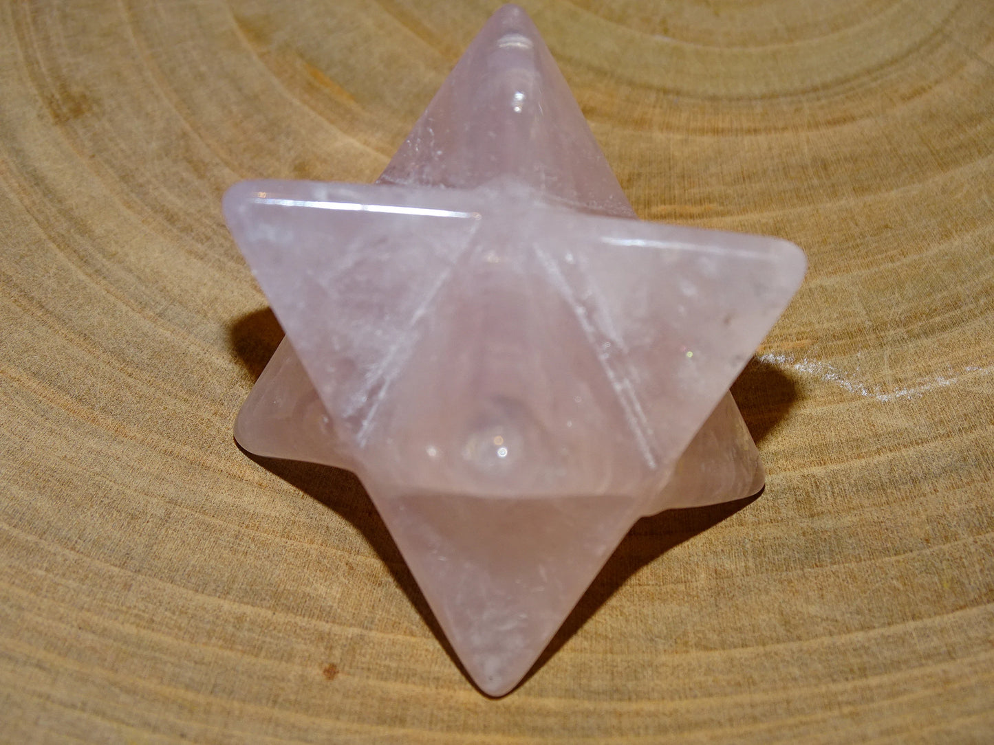 Etoiles de Sirius (étoile à 12 branches) et Mercabah (étoile à 8 branches). Au choix en améthyste, quartz rose ou cristal de roche. De 15 à 85 millimètres. Vente à l'unité ou en lot, très belle qualité !