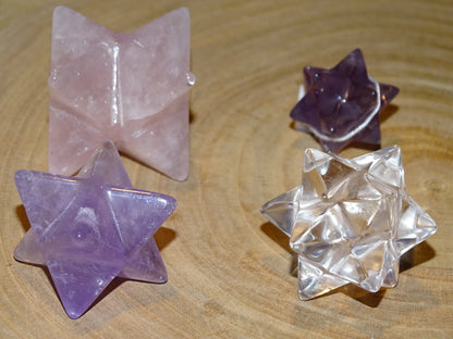 Etoiles de Sirius (étoile à 12 branches) et Mercabah (étoile à 8 branches). Au choix en améthyste, quartz rose ou cristal de roche. De 15 à 85 millimètres. Vente à l'unité ou en lot, très belle qualité !